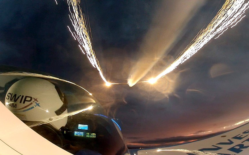 Illustration for article titled Esto es lo que pasa si juntas acrobacias aéreas y fuegos artificiales